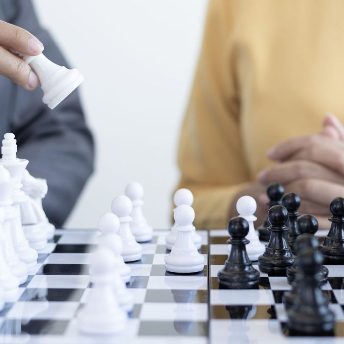 Strategic Openings: Winning Chess and Sales Conversations from the Start